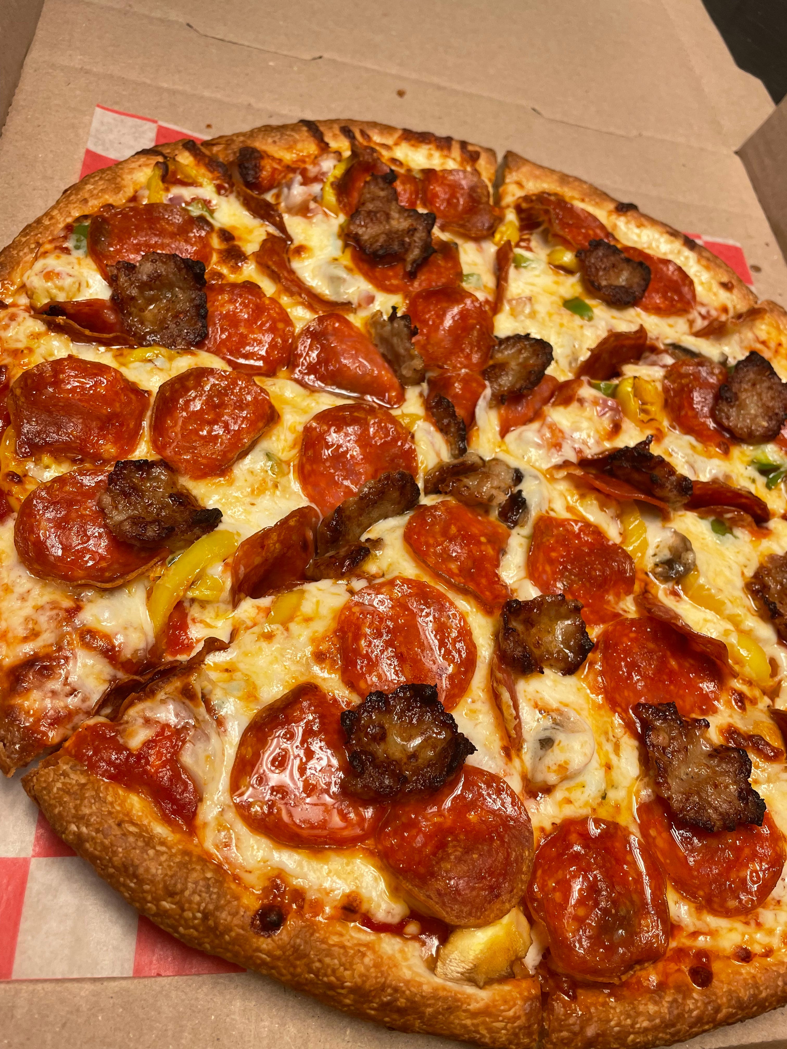 Order Supreme Pizza - Small (6 Slices) food online from Oscar's Pizza store, Lakewood on bringmethat.com