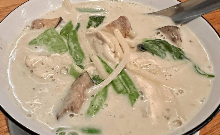Order Green Curry  food online from Silver Spoon Thai Restaurant store, Chicago on bringmethat.com