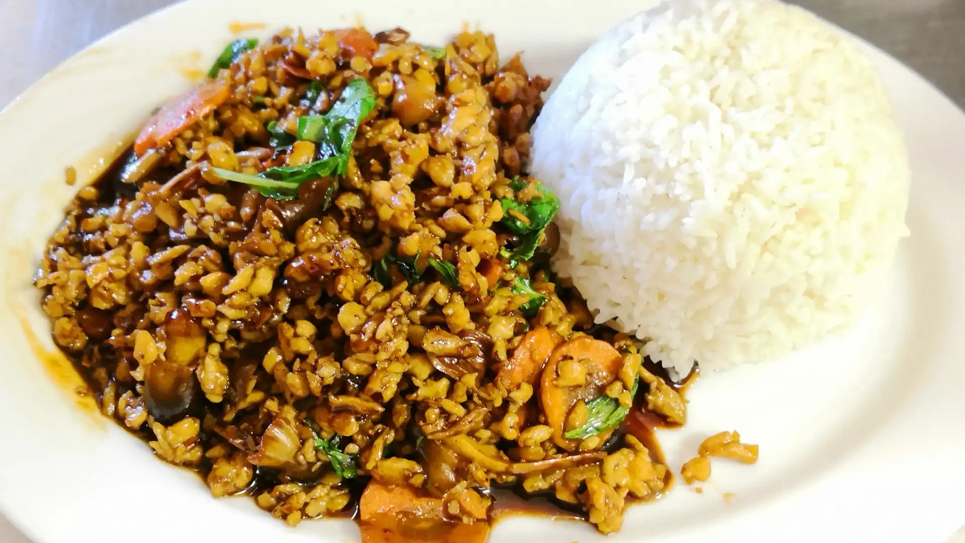 Order G34. Spicy Basil Leaves with Ground Chicken food online from Thai Noodles Cafe store, Libertyville on bringmethat.com