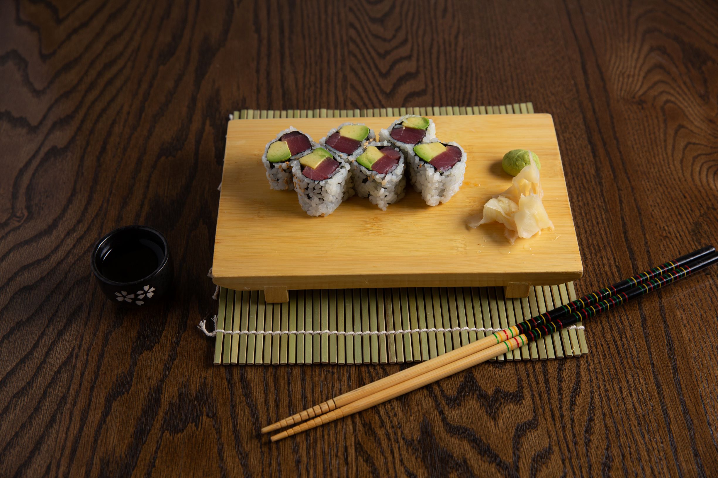 Order Tuna Avocado Roll food online from Sushi para japanese restaurant store, New York on bringmethat.com