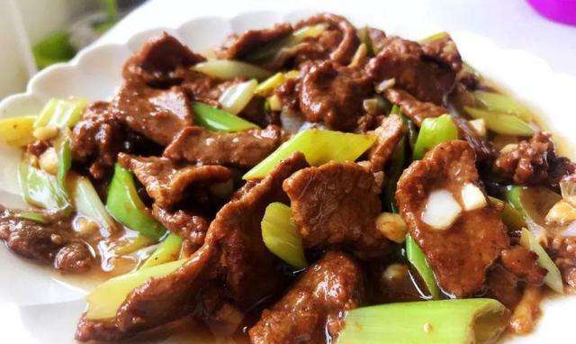 Order Scallion Beef with Onion 葱爆牛肉 food online from Le's Restaurant store, Ames on bringmethat.com