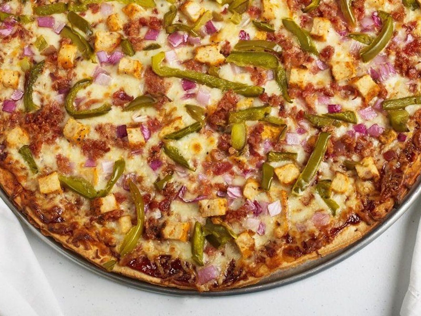 Order DELUXE PIZZA food online from Rocky's Pizza store, Chicago on bringmethat.com