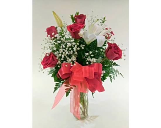 Order Jumbo Red Roses in a Vase FREE CARD FREE BALLOON OF YOUR CHOICE  (6 Stems) food online from Eugenia Flowers 24/7 Flower Shop store, Oak Park on bringmethat.com