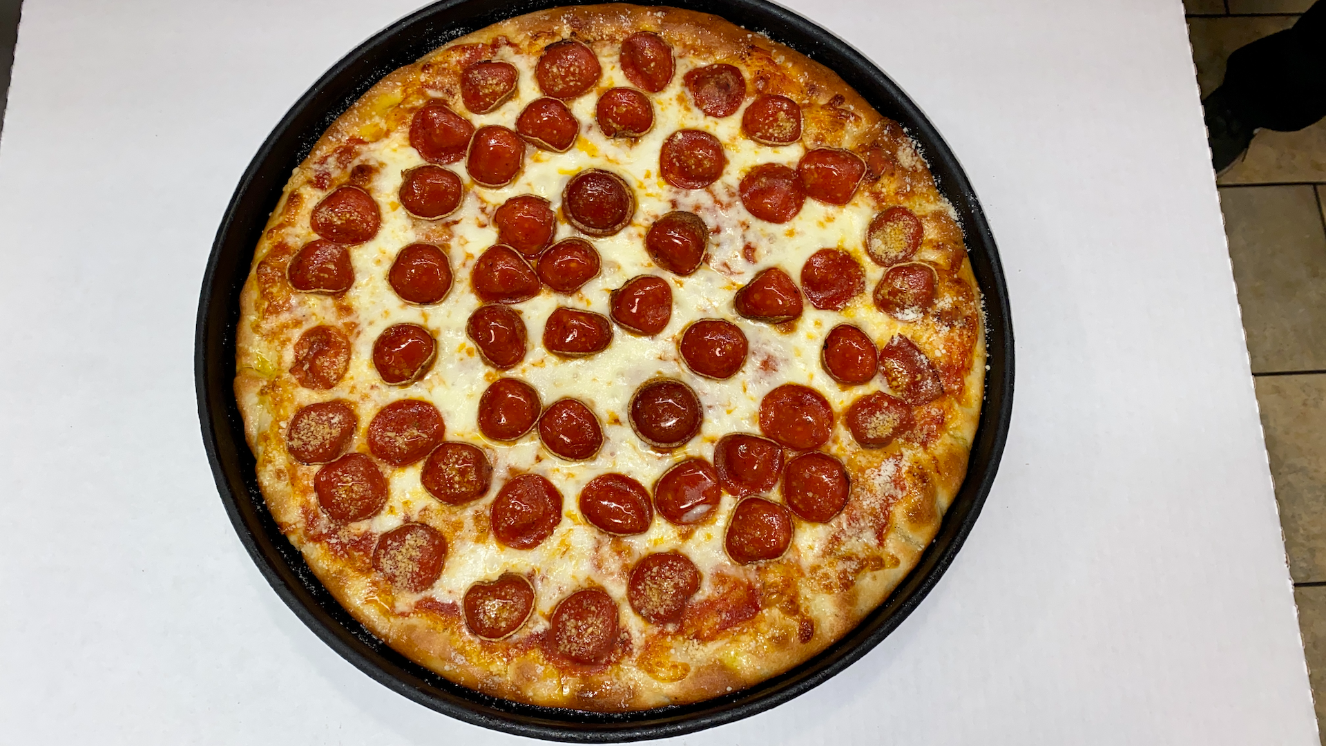 Order Large Round Pizza food online from Buscemi store, Clinton Township on bringmethat.com