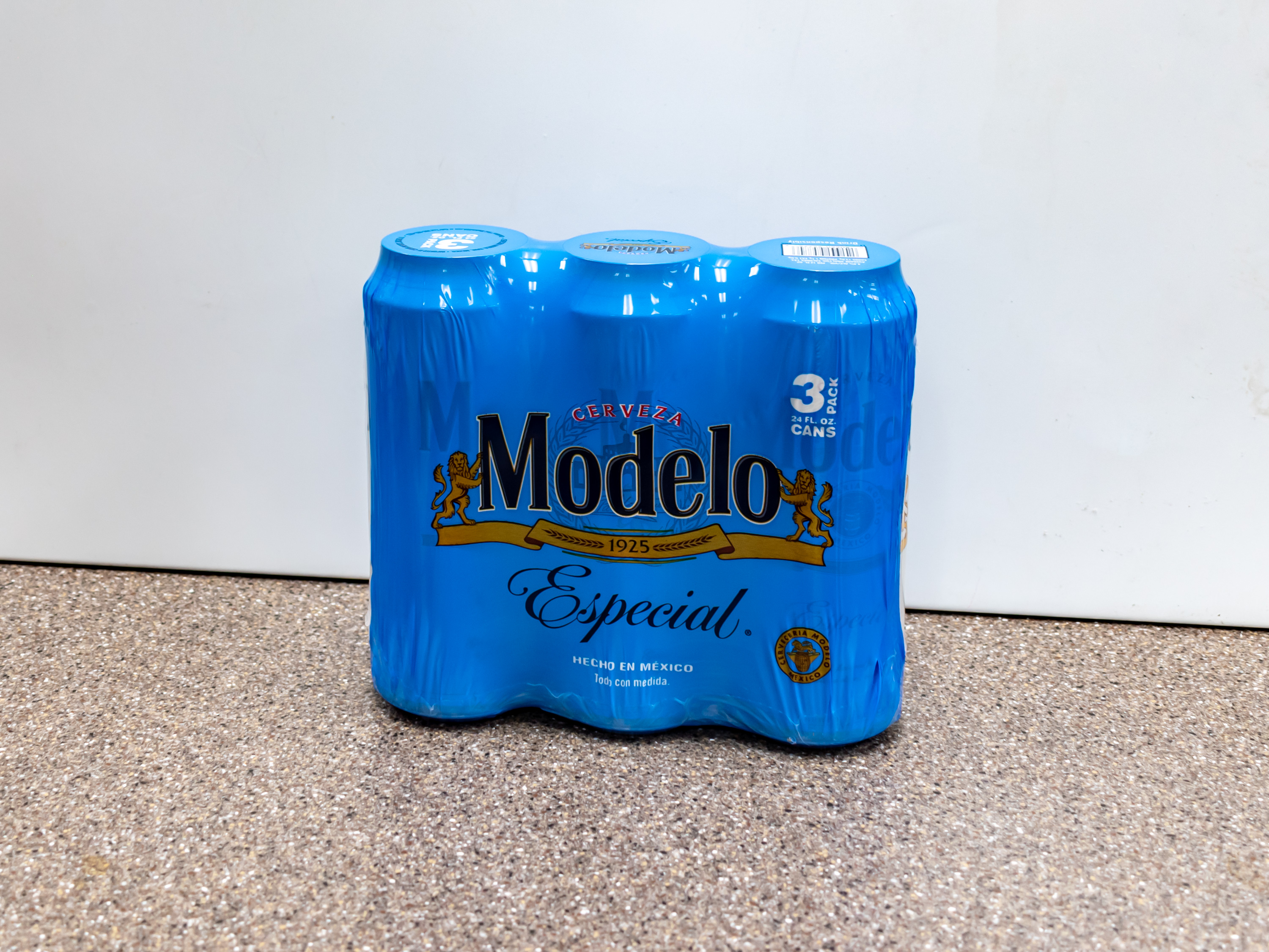 Order Modelo Especial Beer, 24 oz. Can - 3 Pack food online from Kangaroo Food Mart store, Cathedral City on bringmethat.com