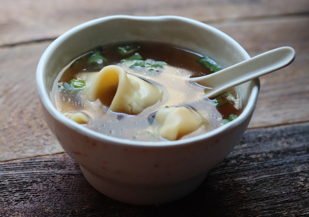 Order WONTON SOUP 馄饨汤 food online from Wok and Roll store, Washington on bringmethat.com