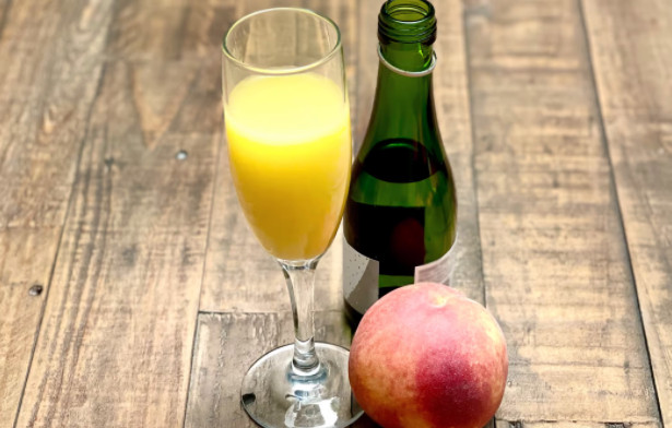 Order White Peach Mimosa food online from Mimi's Cafe store, Irvine on bringmethat.com