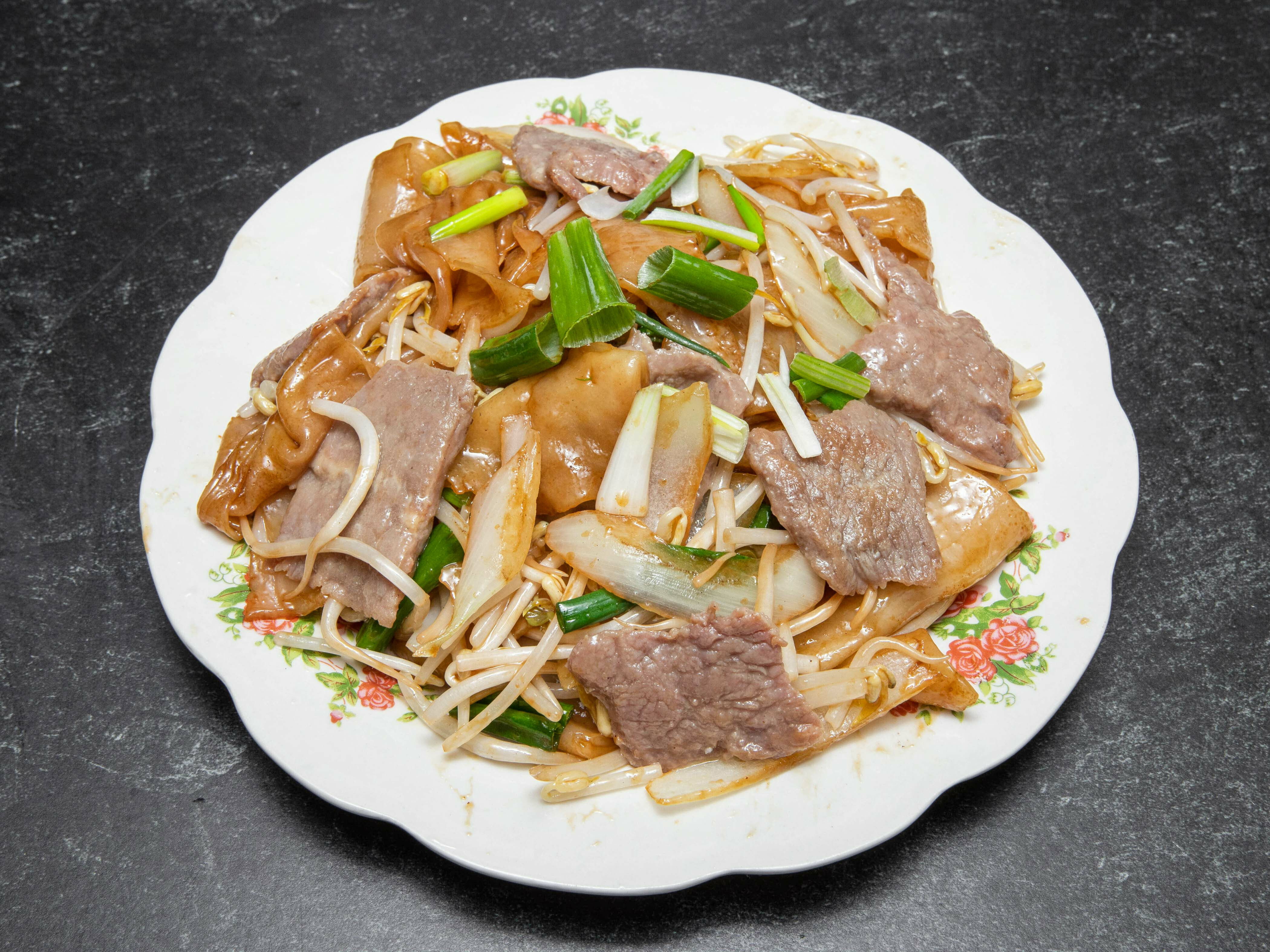 Order 58. Beef Chow Fun food online from Fu Lai Kitchen store, Brooklyn on bringmethat.com