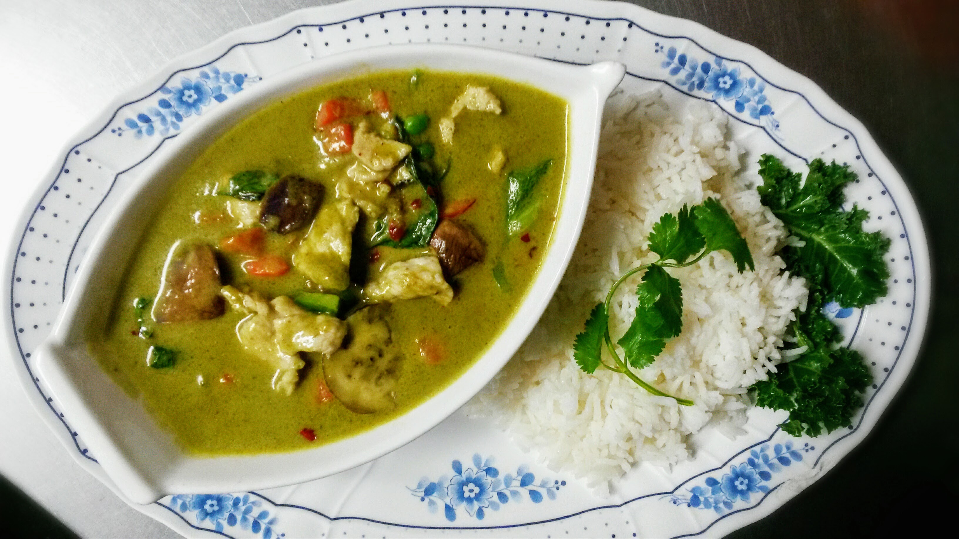 Order 27. Green Curry With Rice food online from Thai Nary BBQ store, Azusa on bringmethat.com