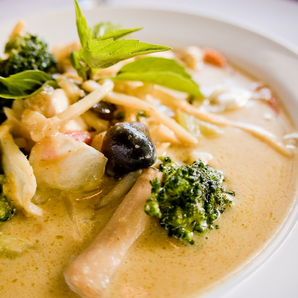 Order Green Curry food online from Bai Tong Thai Restaurant store, Issaquah on bringmethat.com