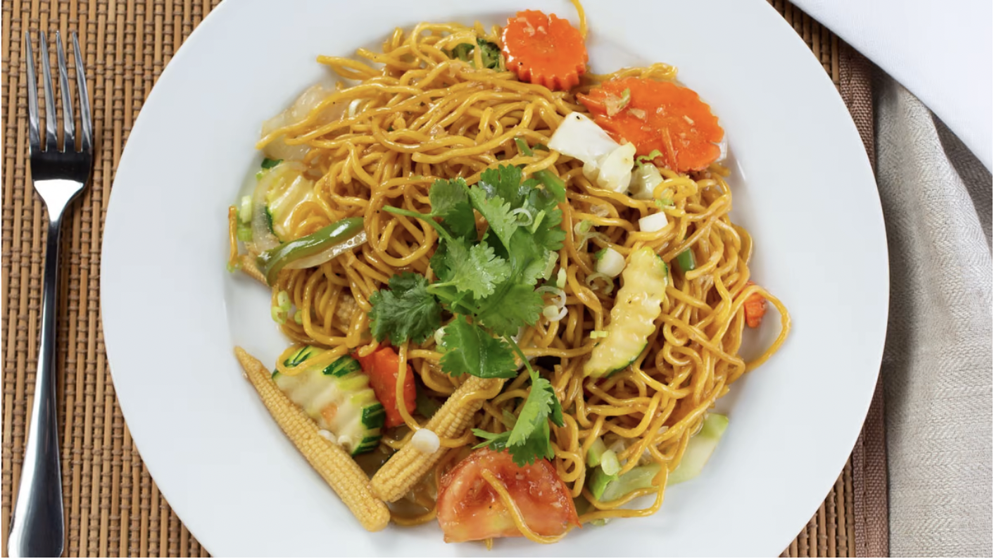 Order N5. Ba Mee Hoeng Noodle food online from Royal Thai Restaurant store, Diamond Bar on bringmethat.com