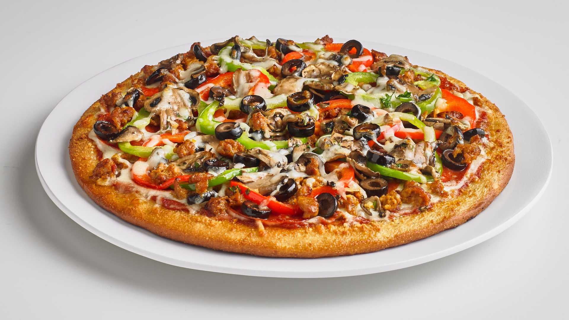 Order Deluxe Pizza - Individual 8" (6 Slices) food online from Boston Restaurant & Sports Bar store, Citrus Heights on bringmethat.com