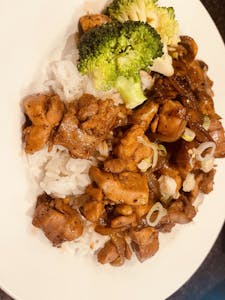 Order 126. Black Pepper Diced Chicken Over Rice 黑椒嫩鸡盖饭 food online from Jade Garden store, Lawrence on bringmethat.com