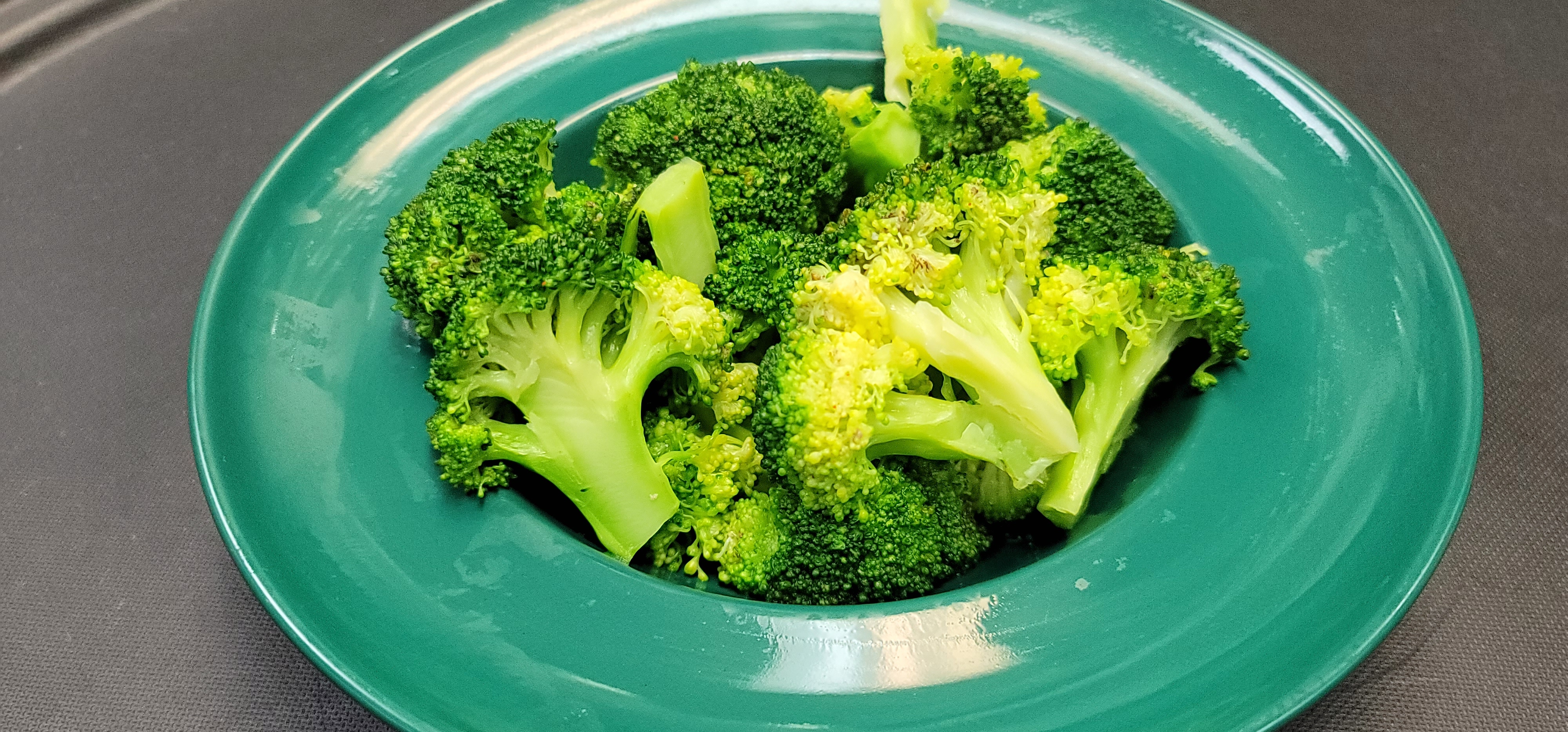 Order S7. Steamed Broccoli food online from La Juicy Seafood store, St. Louis on bringmethat.com
