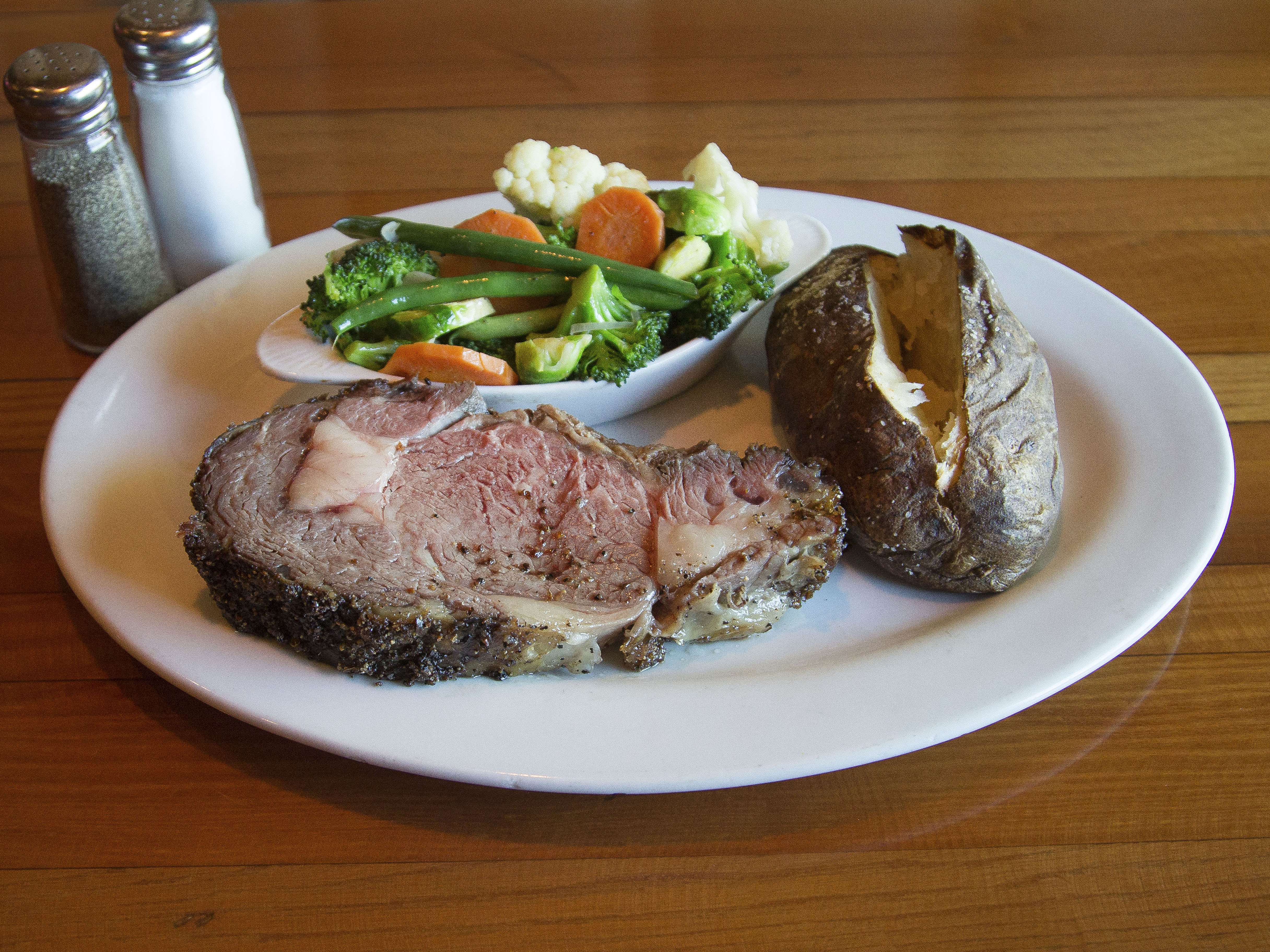 Order 16 oz. Slow-Roasted Prime Rib food online from Bandits Grill & Bar store, Thousand Oaks on bringmethat.com