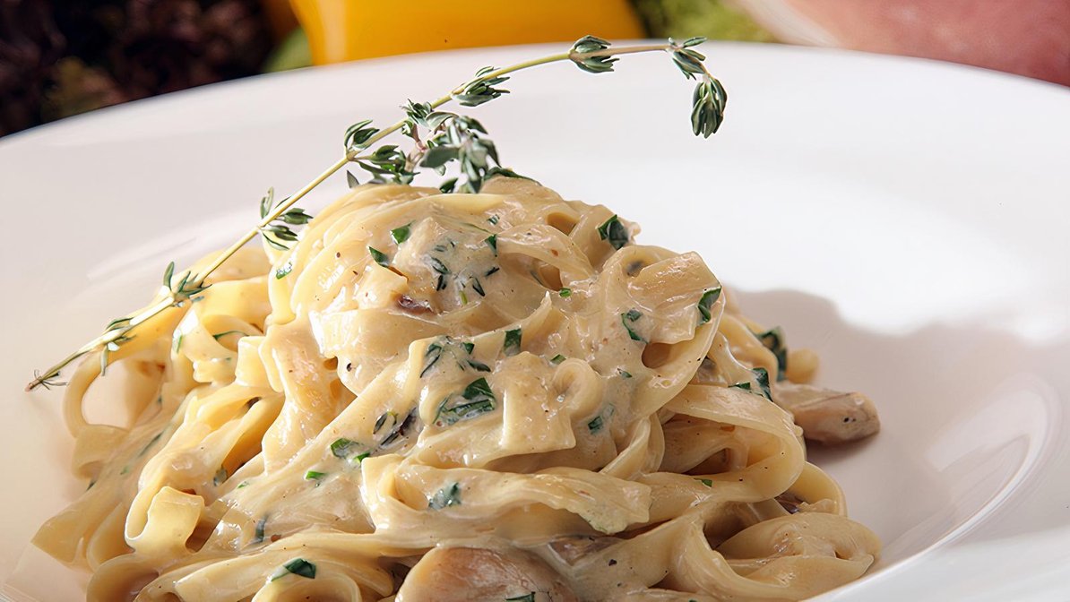 Order Classic Alfredo food online from Tastee Grill store, San Mateo on bringmethat.com