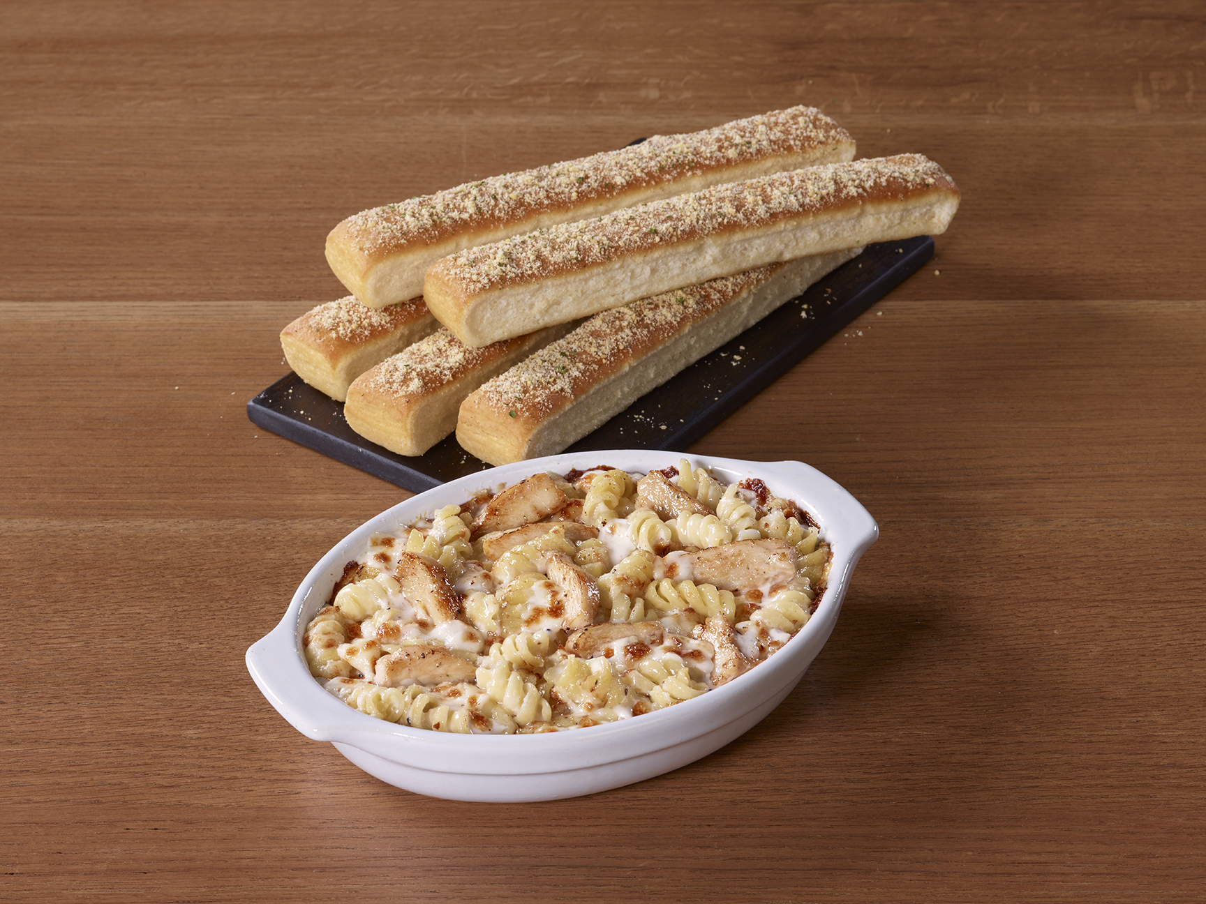 Order Tuscani Chicken Alfredo food online from Pizza Hut store, Oakland on bringmethat.com