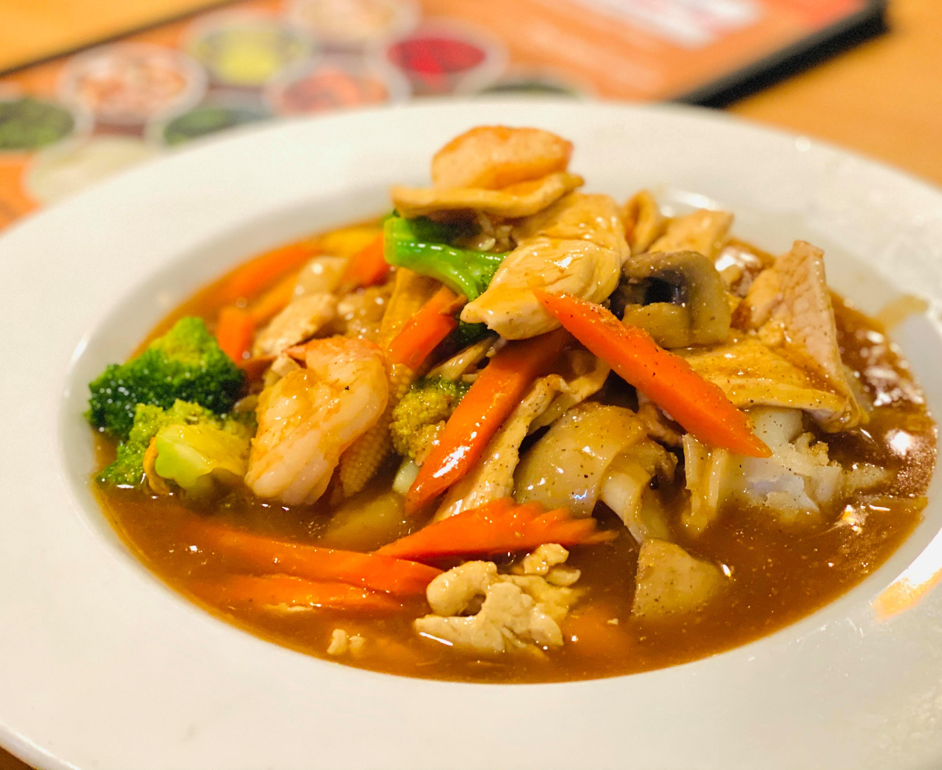 Order Lad-Nar Dinner food online from Brown Rice Thai Cuisine store, West Boylston on bringmethat.com