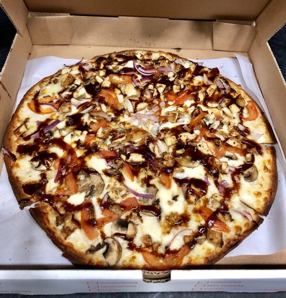 Order BBQ Chicken Pizza - 16'' food online from Lover's Pizza & Pasta store, Dallas on bringmethat.com