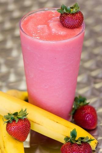 Order Strawberry Banana Smoothie food online from M2O Burgers & Salads store, Wynnewood on bringmethat.com