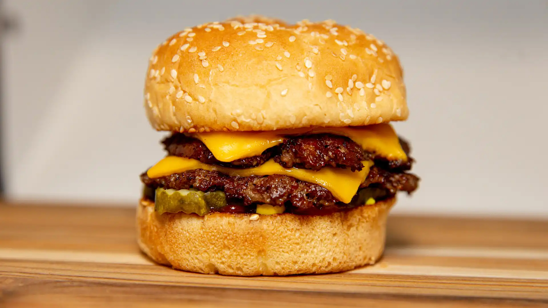 Order 1/4 lb. Cheeseburger food online from Burger 81 store, Bay City on bringmethat.com