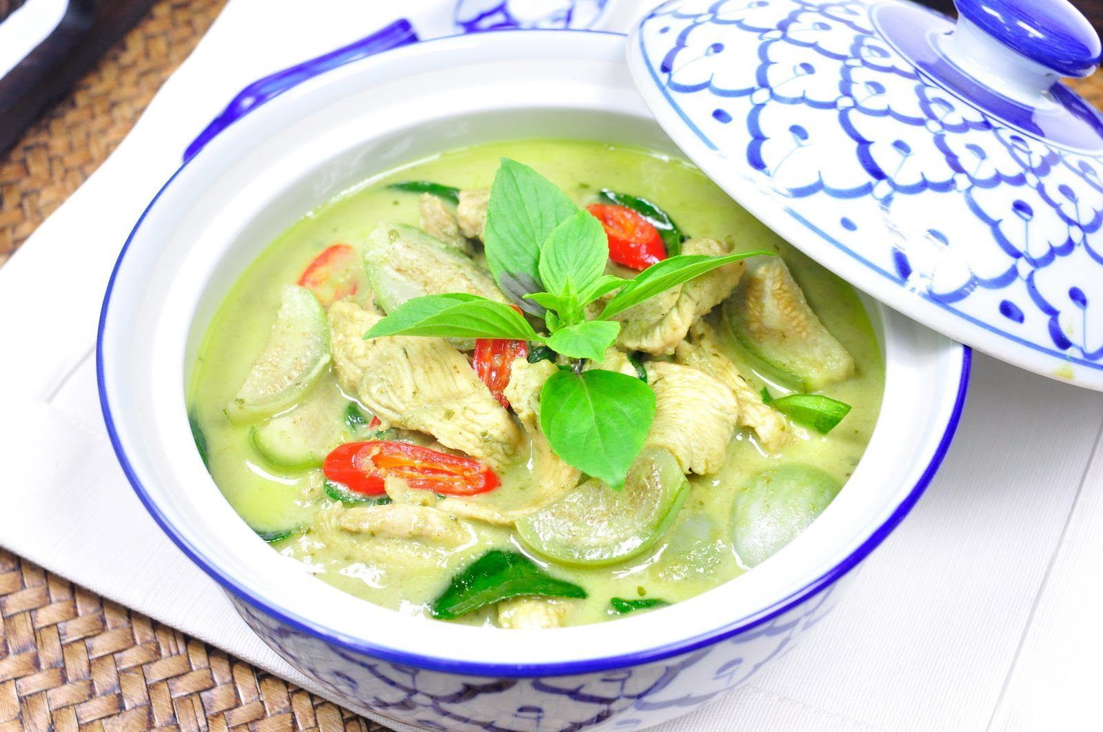 Order  Green Curry food online from Lanna Thai store, Colorado Springs on bringmethat.com