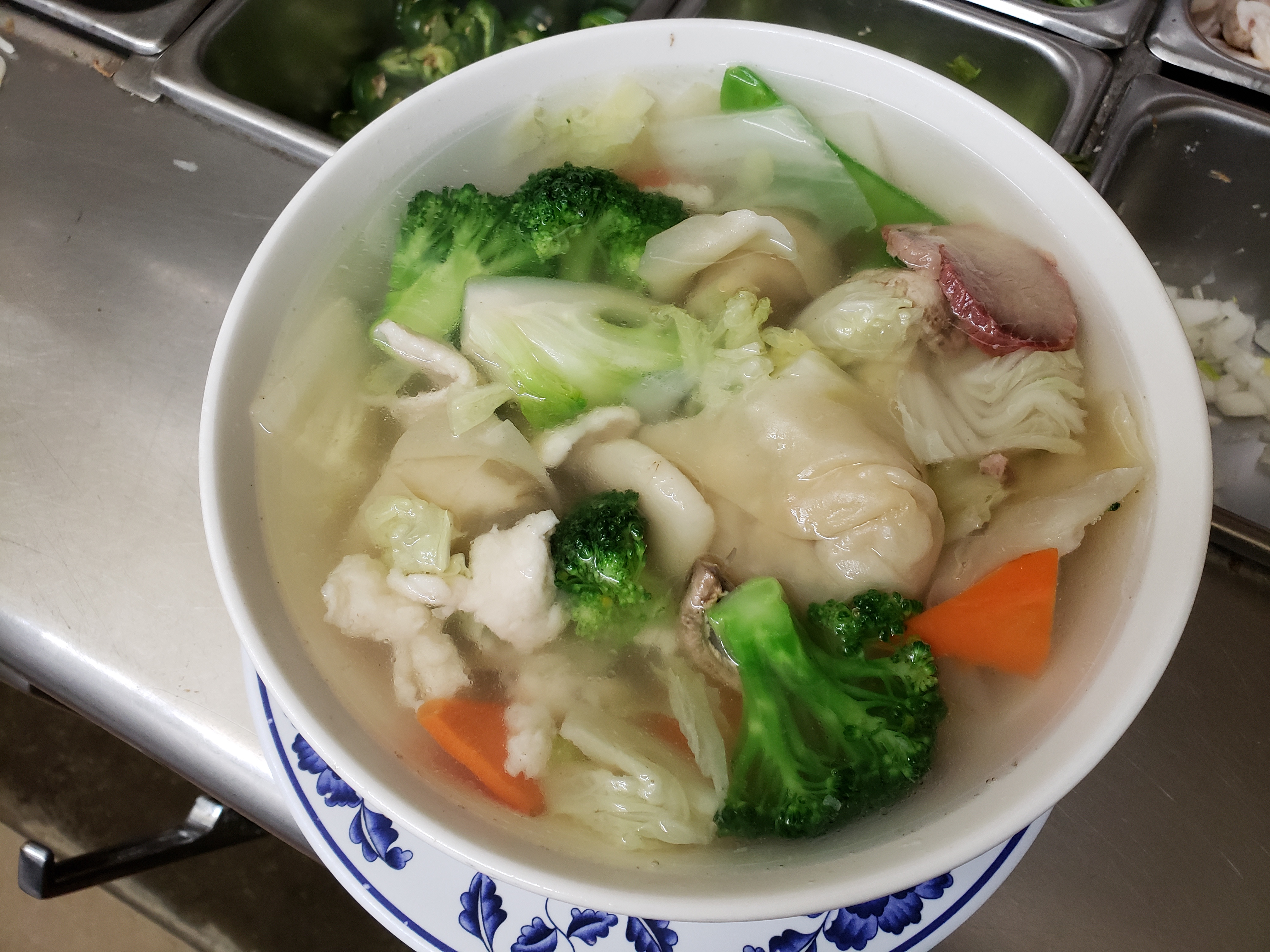 Order 21. Bowl of Wor Wonton Soup food online from Dragon King Restaurant store, Canoga Park on bringmethat.com