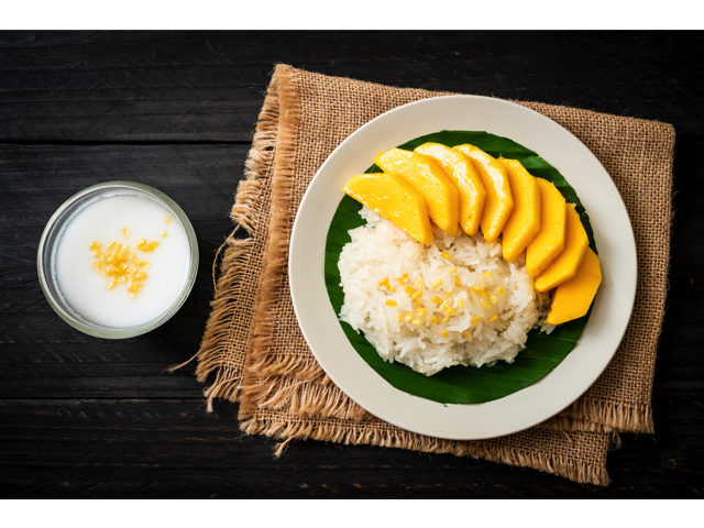 Order Mango Sticky Rice(ข้าวเหนียวมะม่วง) food online from Khaokang Thai Kitchen store, Mountain View on bringmethat.com