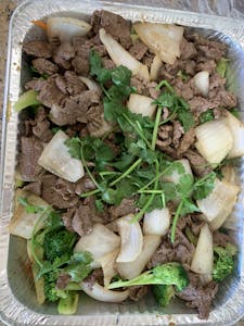 Order Beef Broccoli (Thịt Bò Xào Bông Cải Khay Nhỏ) food online from Song Huong Food to Go store, San Diego on bringmethat.com