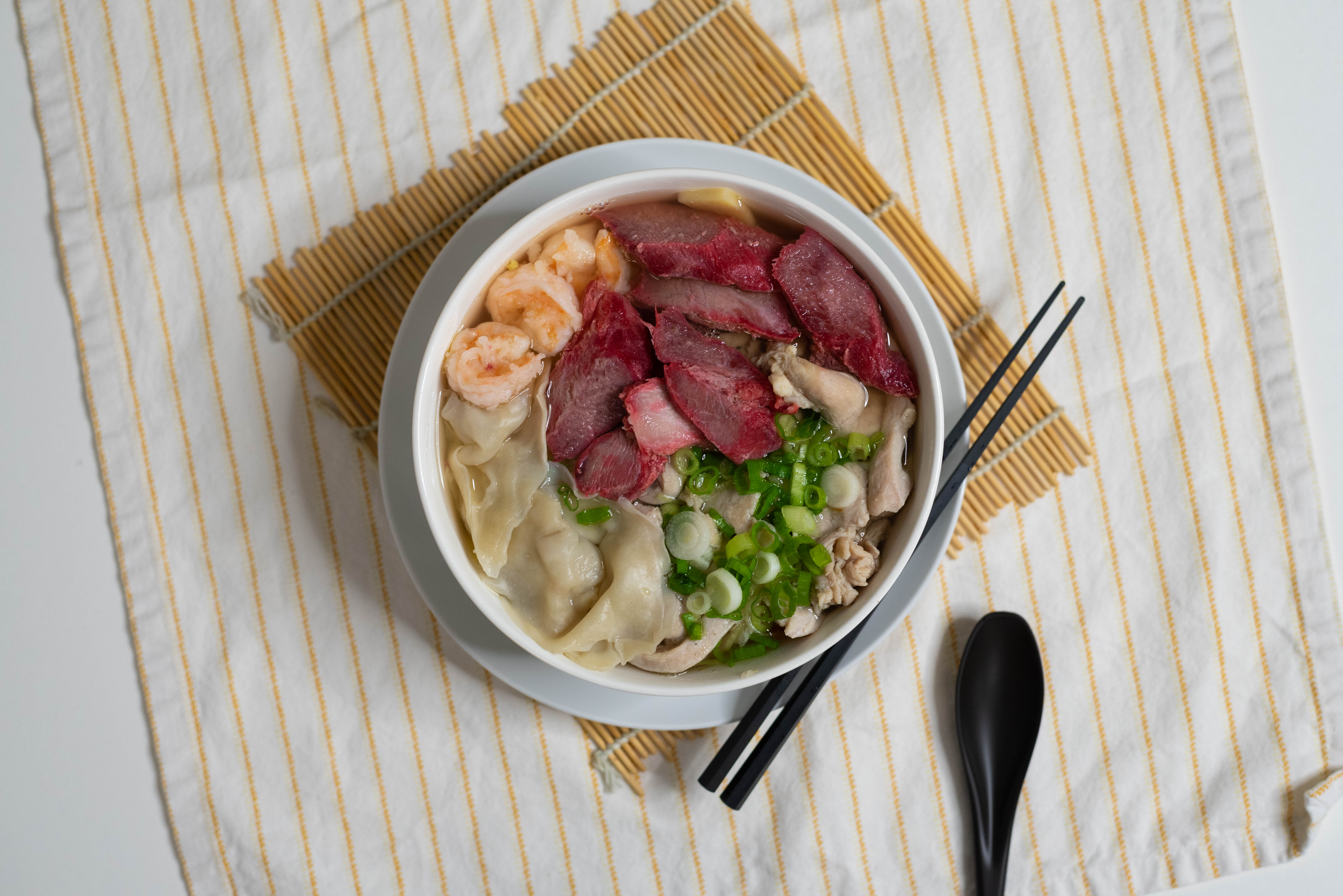 Order Wor Wonton Soup food online from Louie Chinese Cuisine store, Los Angeles on bringmethat.com