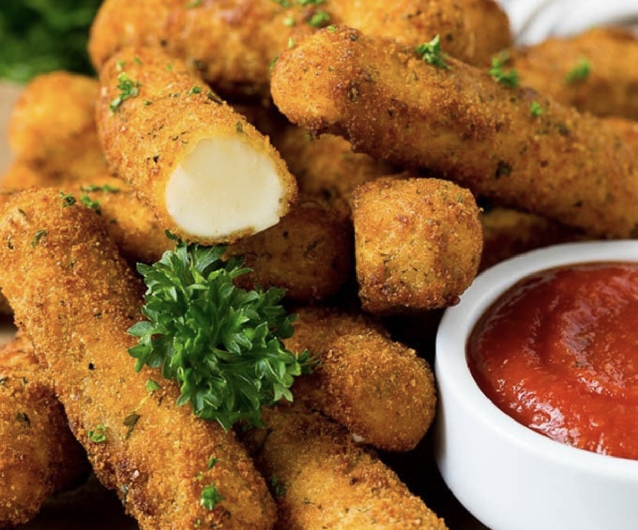 Order 5 Mozzarella Sticks  food online from 7 Cravings Soulfood Seafood Express store, Cleveland on bringmethat.com