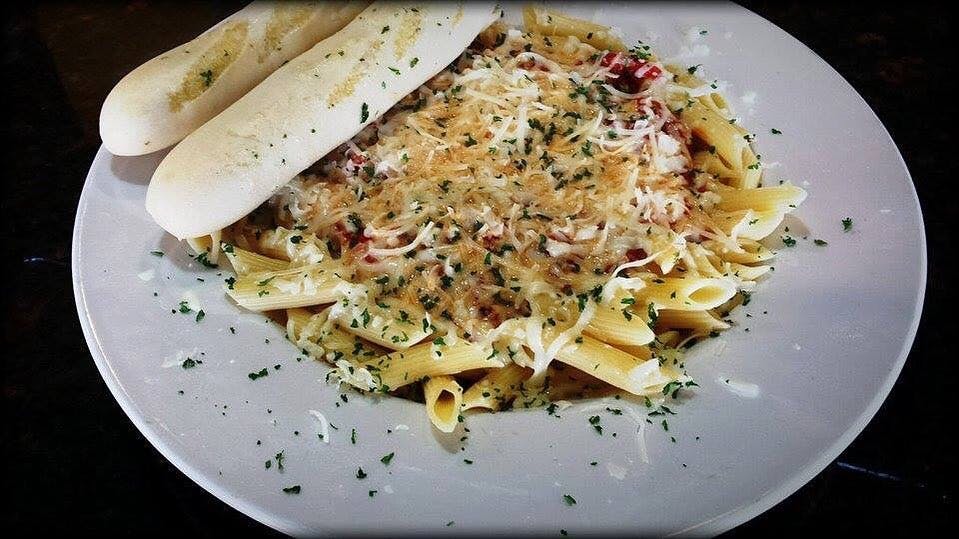 Order Fettuccine Alfredo with Chicken - Fresh Pasta Entrees food online from Pagoni's Pizza store, Kaukauna on bringmethat.com