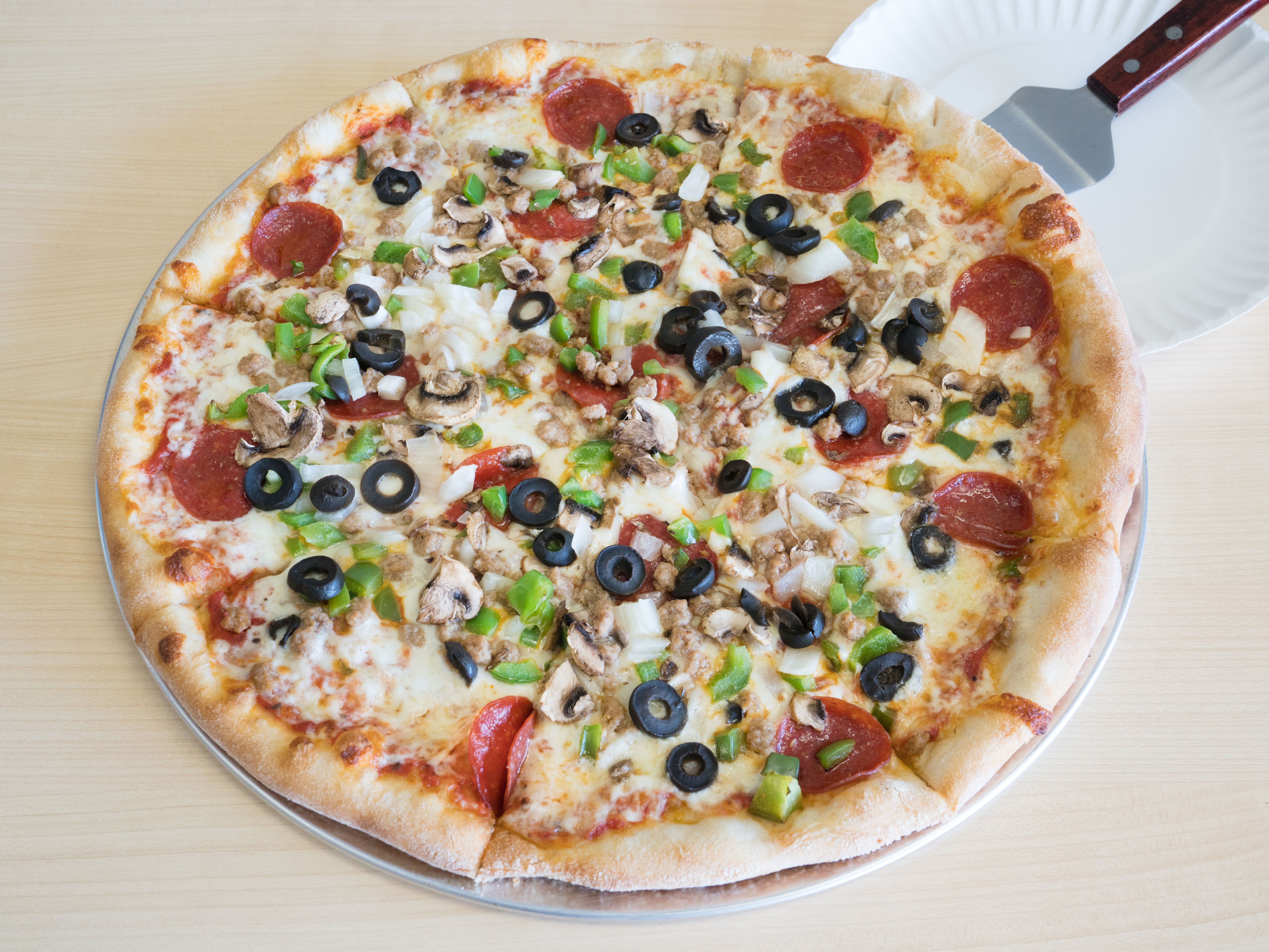 Order Deluxe Pizza food online from Sal’s NY Slice Pizzeria store, Virginia Beach on bringmethat.com