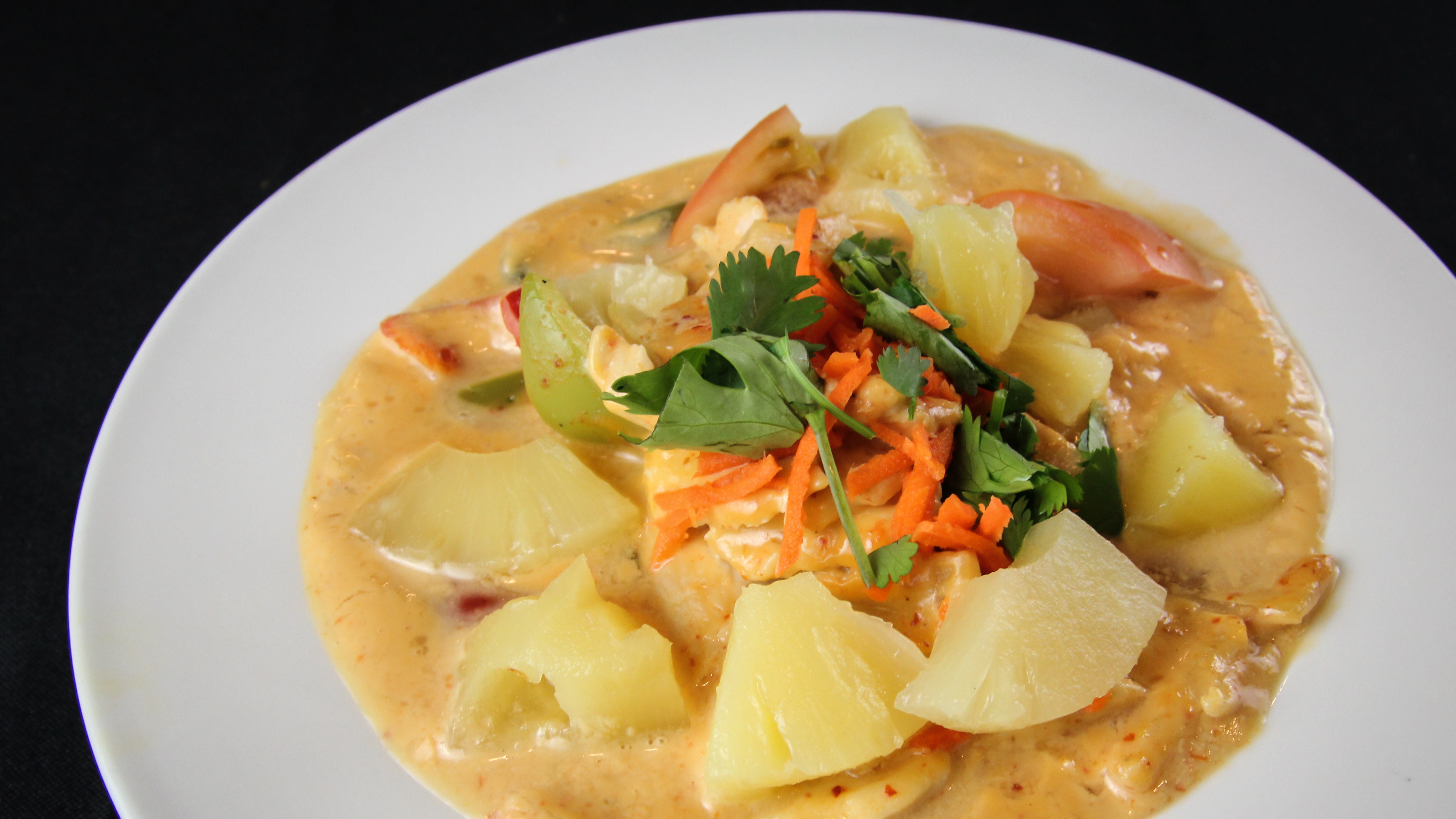 Order Pineapple Curry food online from Basil Thai Cafe store, Columbus on bringmethat.com