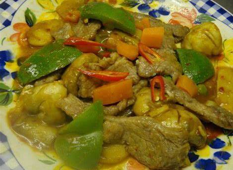 Order B10. Curry Sauce Beef 咖喱牛 food online from Jade Restaurant & Lounge store, Seattle on bringmethat.com