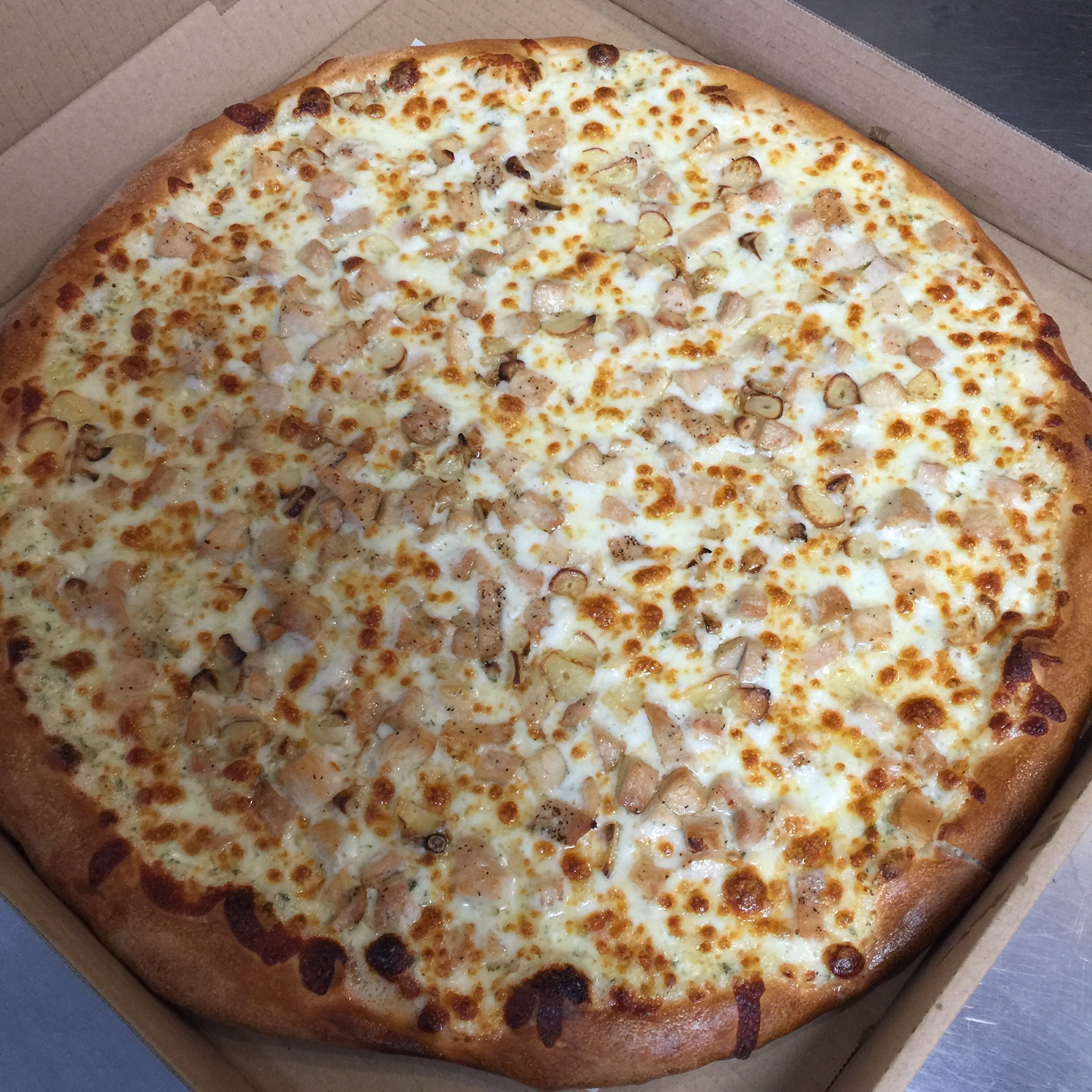 Order Roasted Garlic Chicken Pizza food online from Aliacci Pizza & Pasta store, Lakewood on bringmethat.com