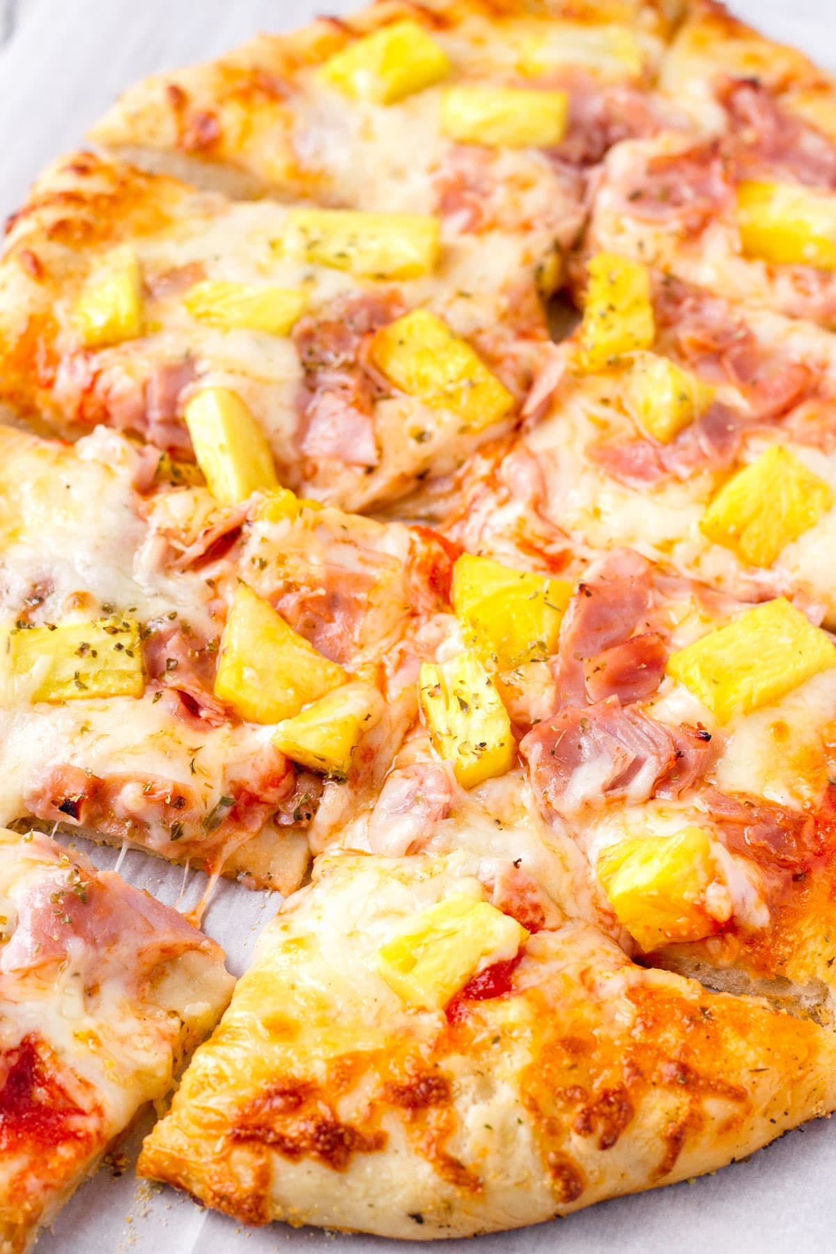 Order 04. Hawaiian Pizza - Small 12" (6 Slices) food online from Chicos Pizza store, San Francisco on bringmethat.com