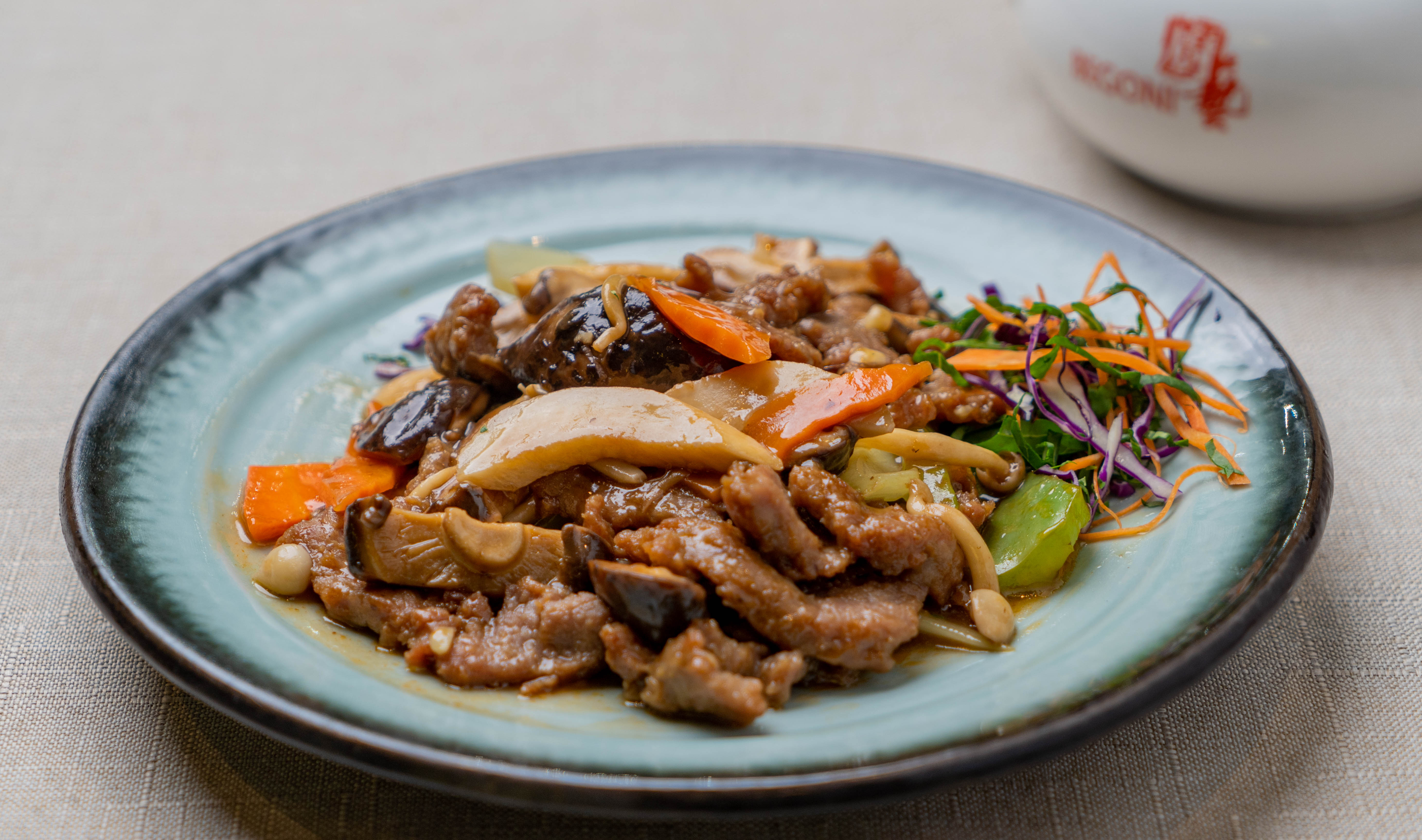 Order E14. Beef with Mushroom in Oyster Sauce food online from Begoni Bistro store, San Francisco on bringmethat.com