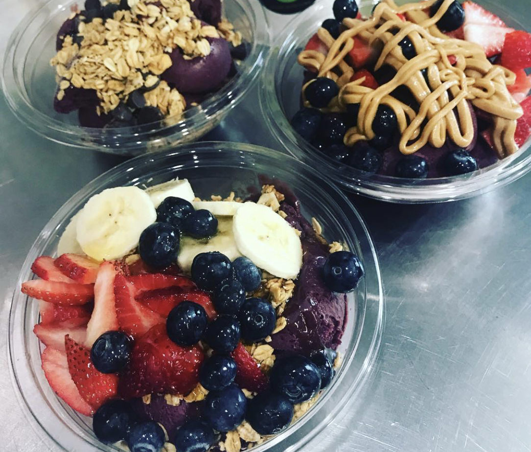 Order Small Acai Bowl food online from Courtside Caffe store, Los Angeles on bringmethat.com