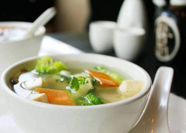Order Wonton Soup  馄钝汤 food online from Koi Fine Asian Cuisine & Lounge store, Evanston on bringmethat.com