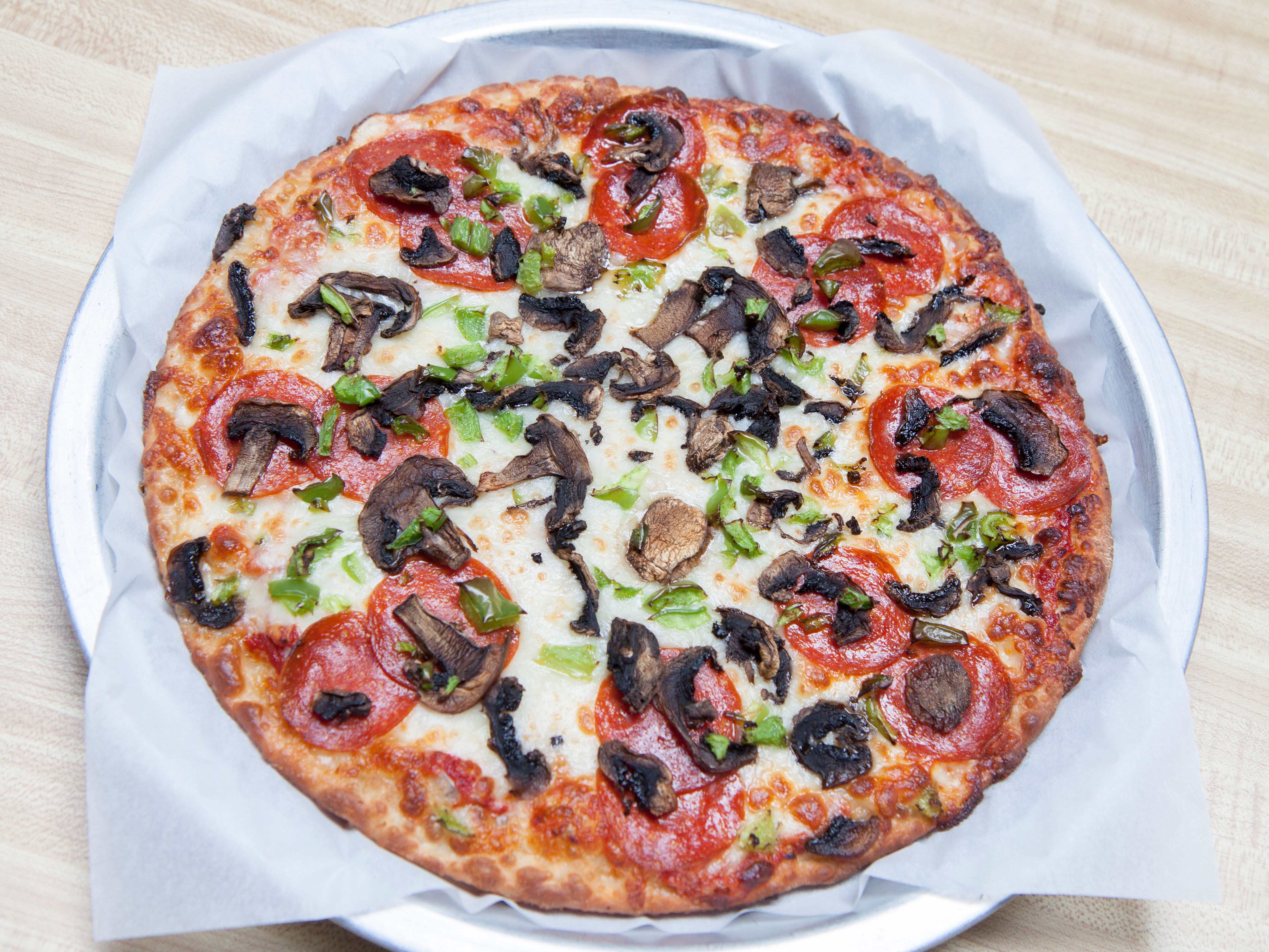 Order Deluxe Pizza food online from Corinthian Restaurant and Lounge store, Cincinnati on bringmethat.com