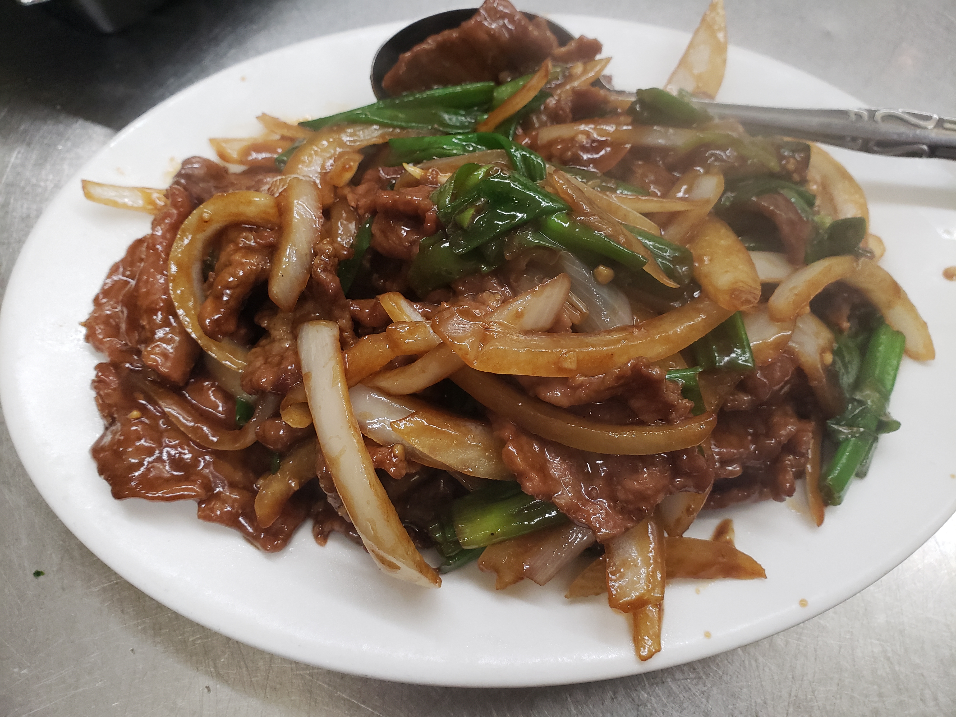 Order 32. Mongolian Beef food online from Dragon King Restaurant store, Canoga Park on bringmethat.com