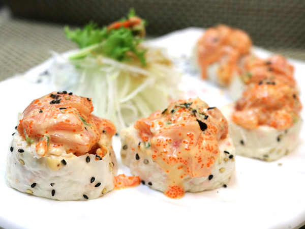 Order Creamy Salmon Roll food online from Sushiraw store, Los Angeles on bringmethat.com