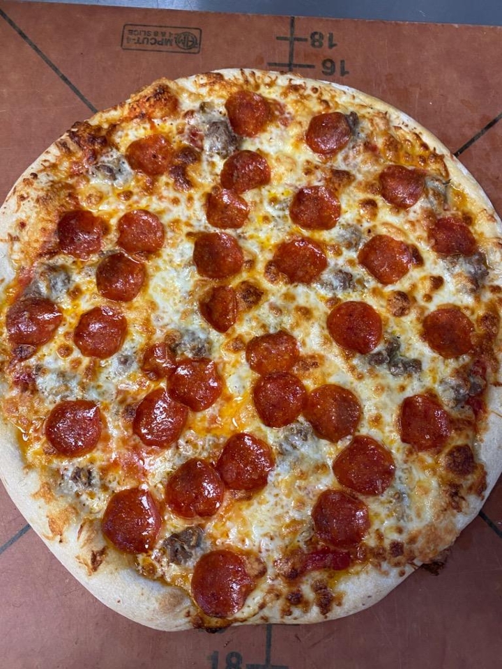 Order 16in Traditional Pizza food online from The Lauber store, South Bend on bringmethat.com