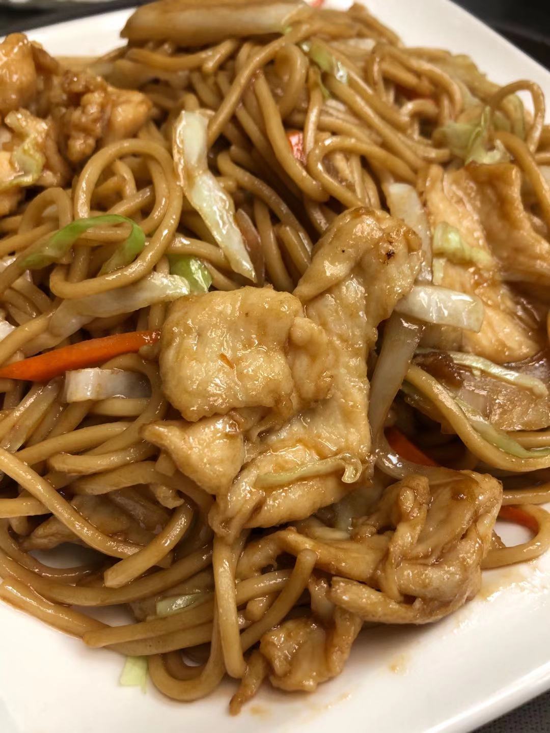 Order X33. Chicken Lo Mein Lunch Special food online from House of Sun Chinese Restaurant store, Cincinnati on bringmethat.com