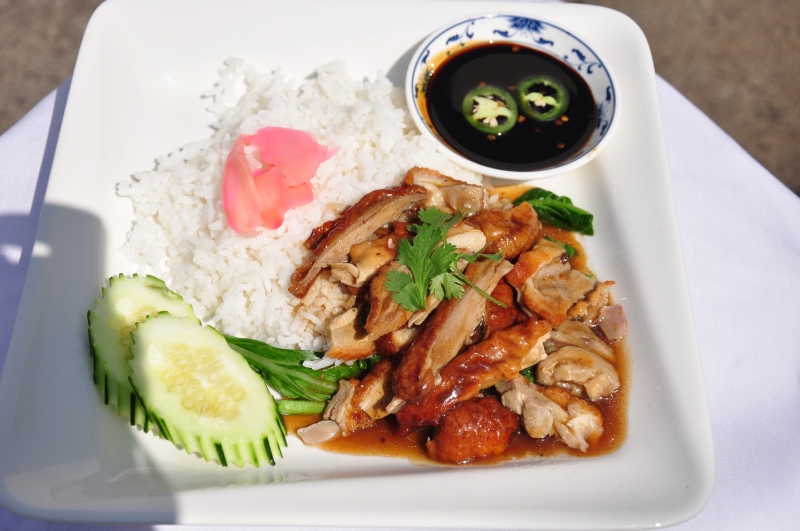 Order 61. Roasted Duck Over Rice ข้าวหน้าเป็ด food online from Thai Boom Restaurant store, Los Angeles on bringmethat.com