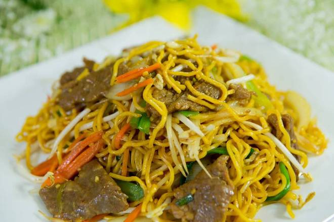 Order Beef Lo Mein food online from Dragon Palace store, Gresham on bringmethat.com