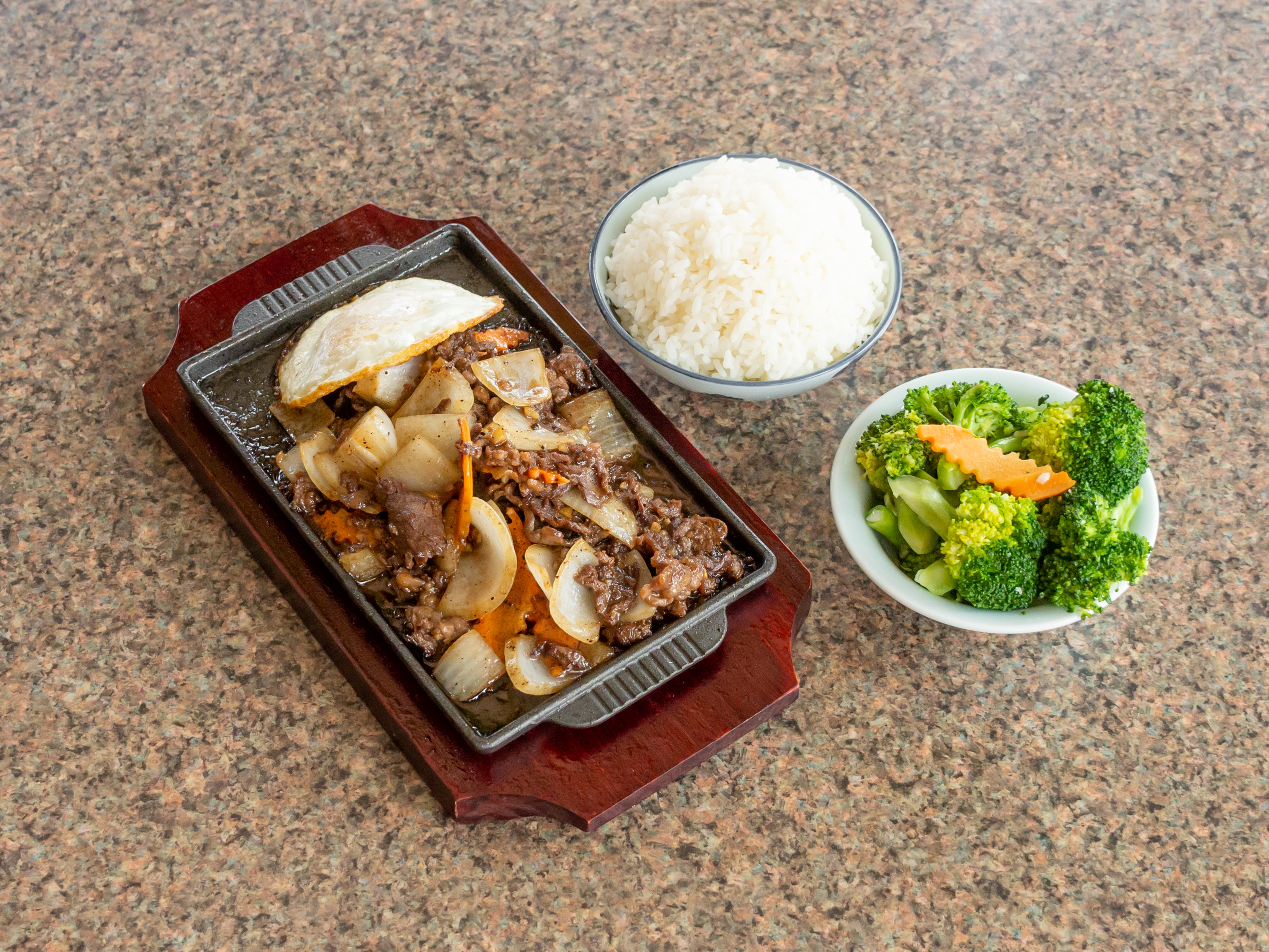 Order Black Pepper Beef with Rice food online from Hanlin Tea Room store, Cupertino on bringmethat.com
