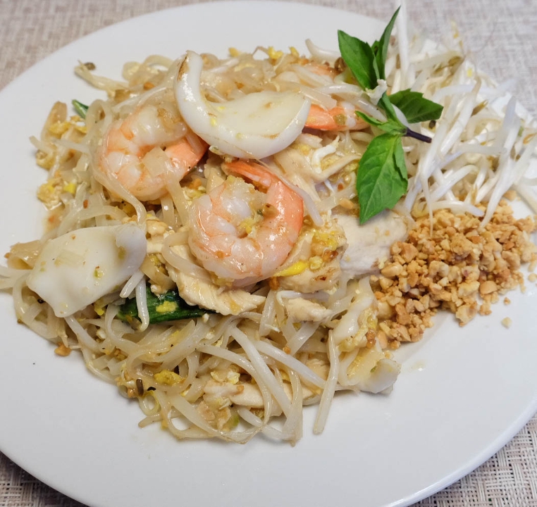 Order Country Pad Thai food online from Giggling rice thai togo store, Brookline on bringmethat.com