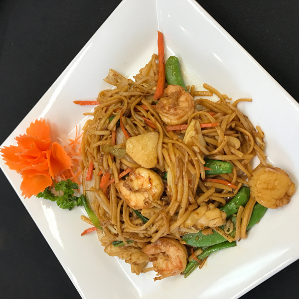 Order 6. Seafood Lo Mein food online from Sakura Asian Fusion store, Kissimmee on bringmethat.com